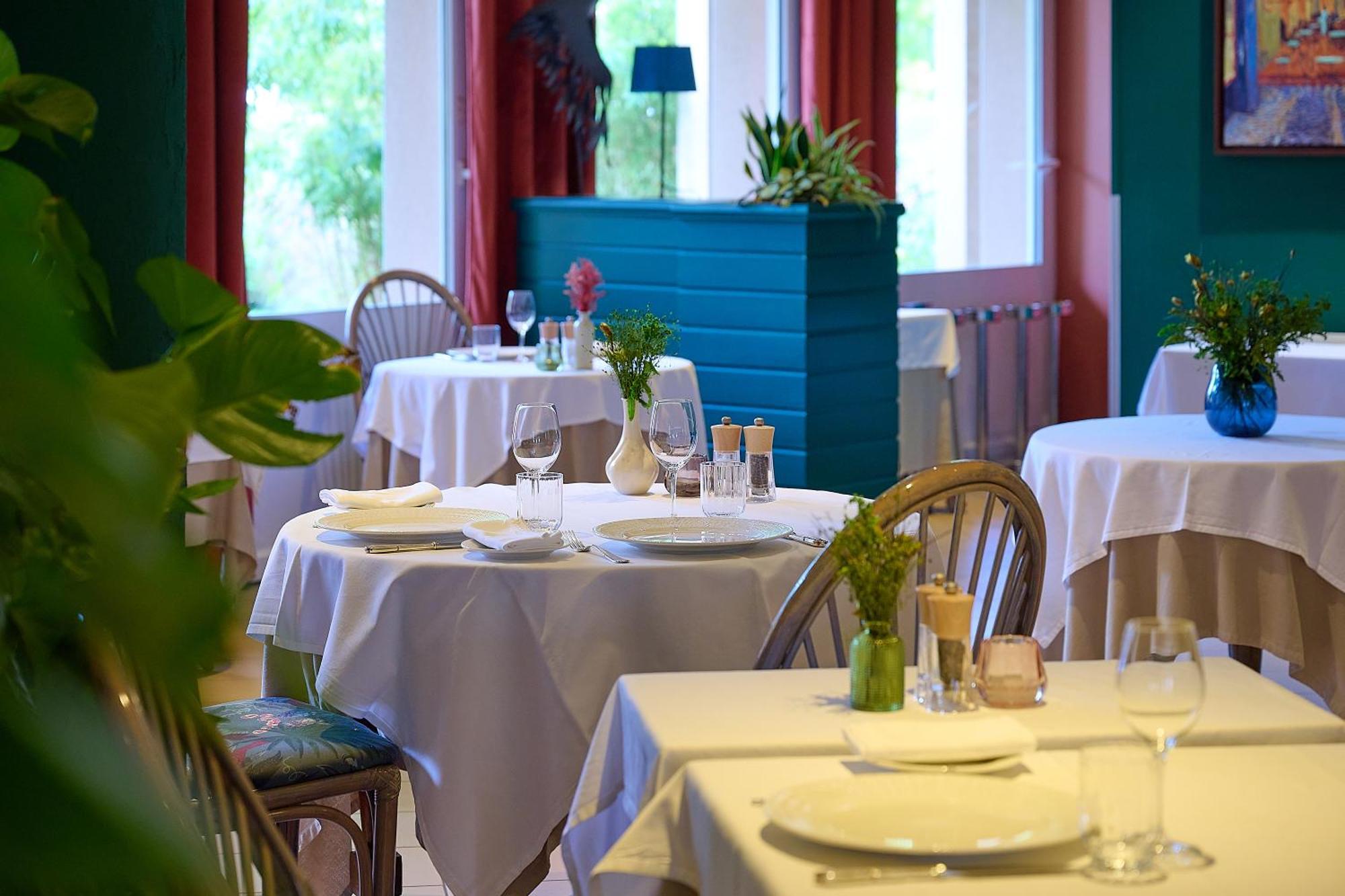 Logis L'Ermitage Hotel & Restaurant Saulges Bagian luar foto