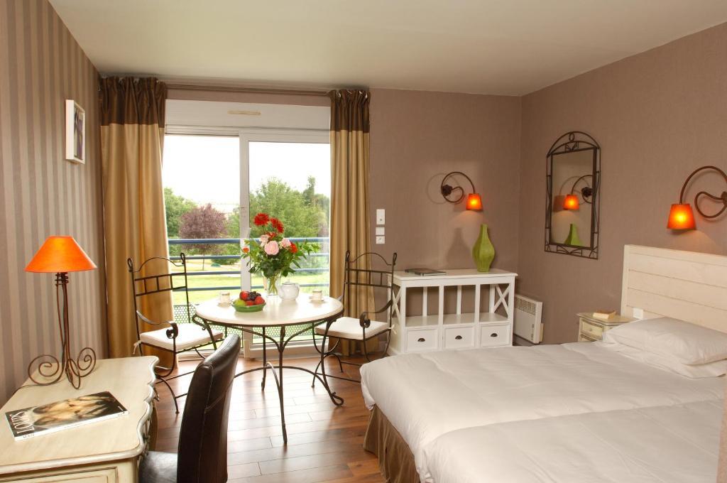 Logis L'Ermitage Hotel & Restaurant Saulges Ruang foto