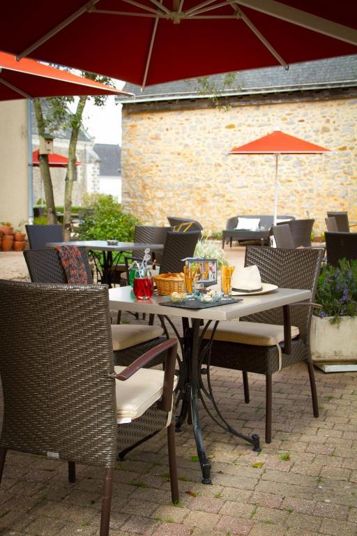 Logis L'Ermitage Hotel & Restaurant Saulges Bagian luar foto