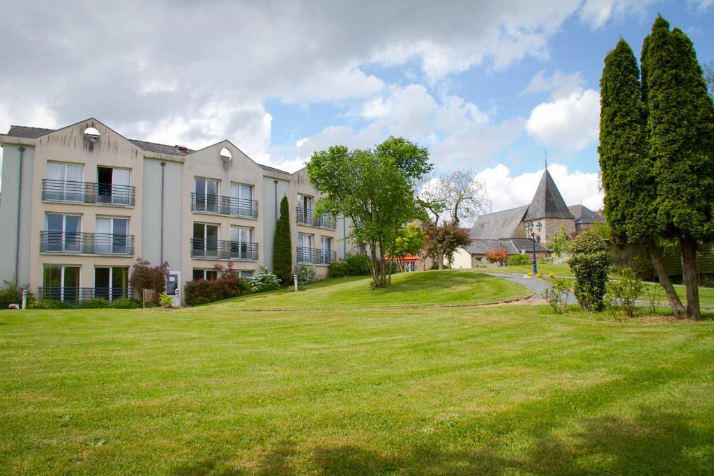 Logis L'Ermitage Hotel & Restaurant Saulges Bagian luar foto