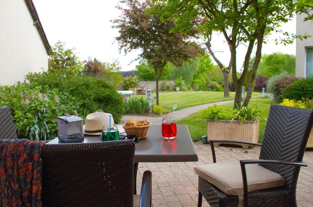 Logis L'Ermitage Hotel & Restaurant Saulges Bagian luar foto