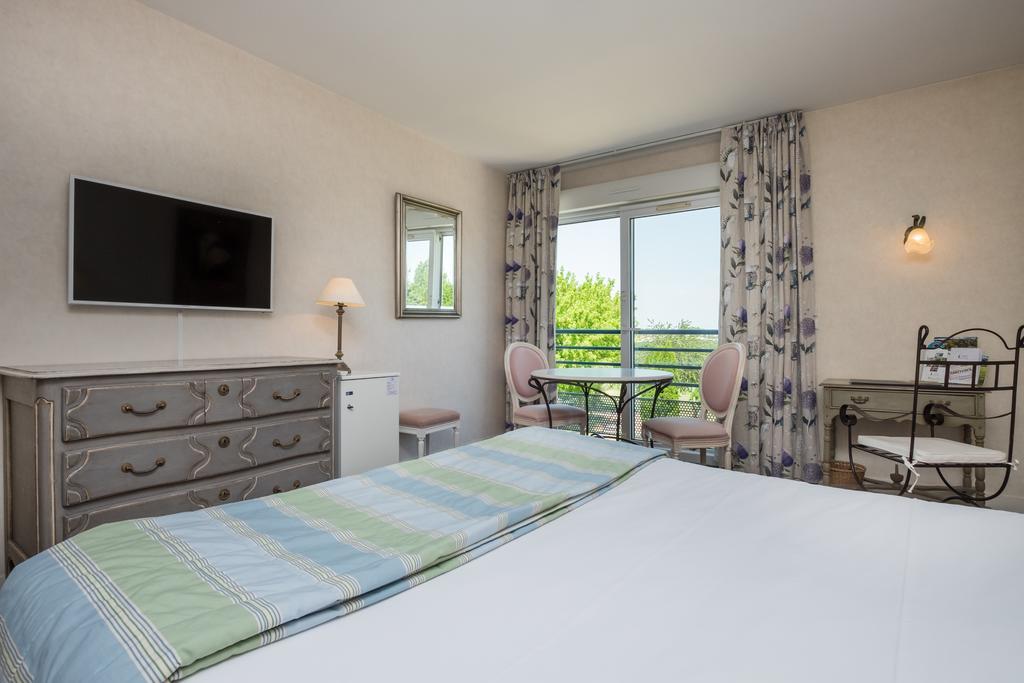 Logis L'Ermitage Hotel & Restaurant Saulges Bagian luar foto