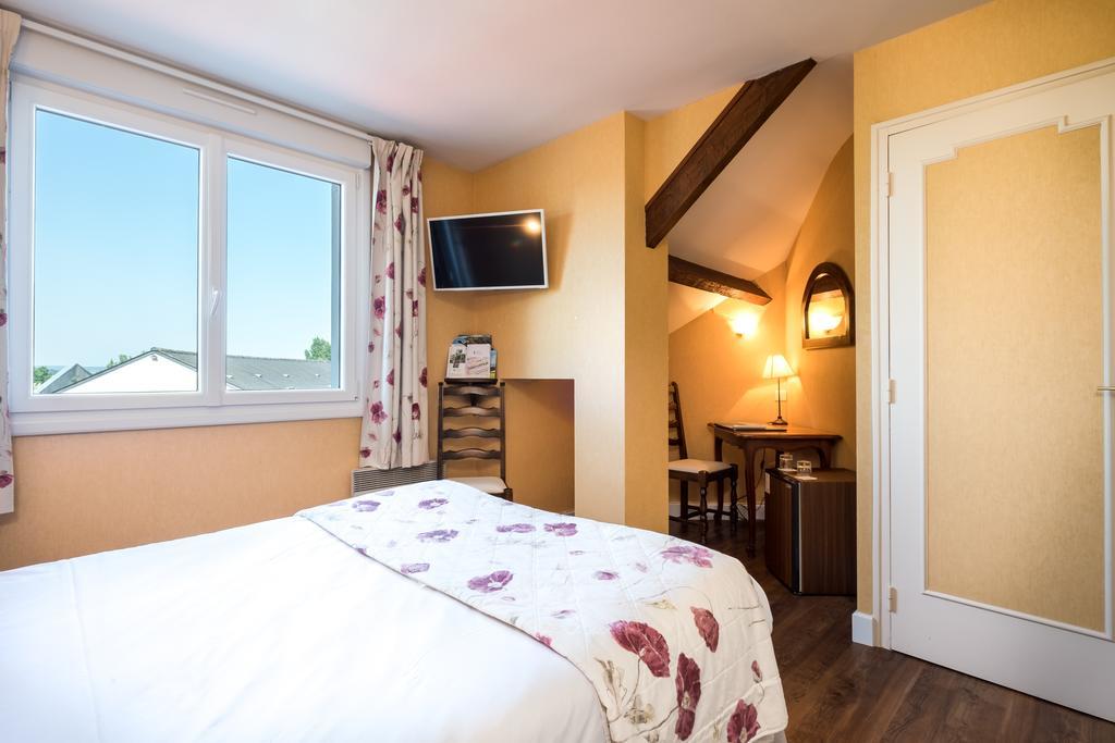 Logis L'Ermitage Hotel & Restaurant Saulges Bagian luar foto