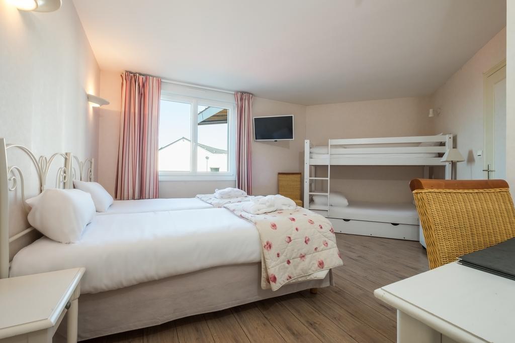 Logis L'Ermitage Hotel & Restaurant Saulges Bagian luar foto