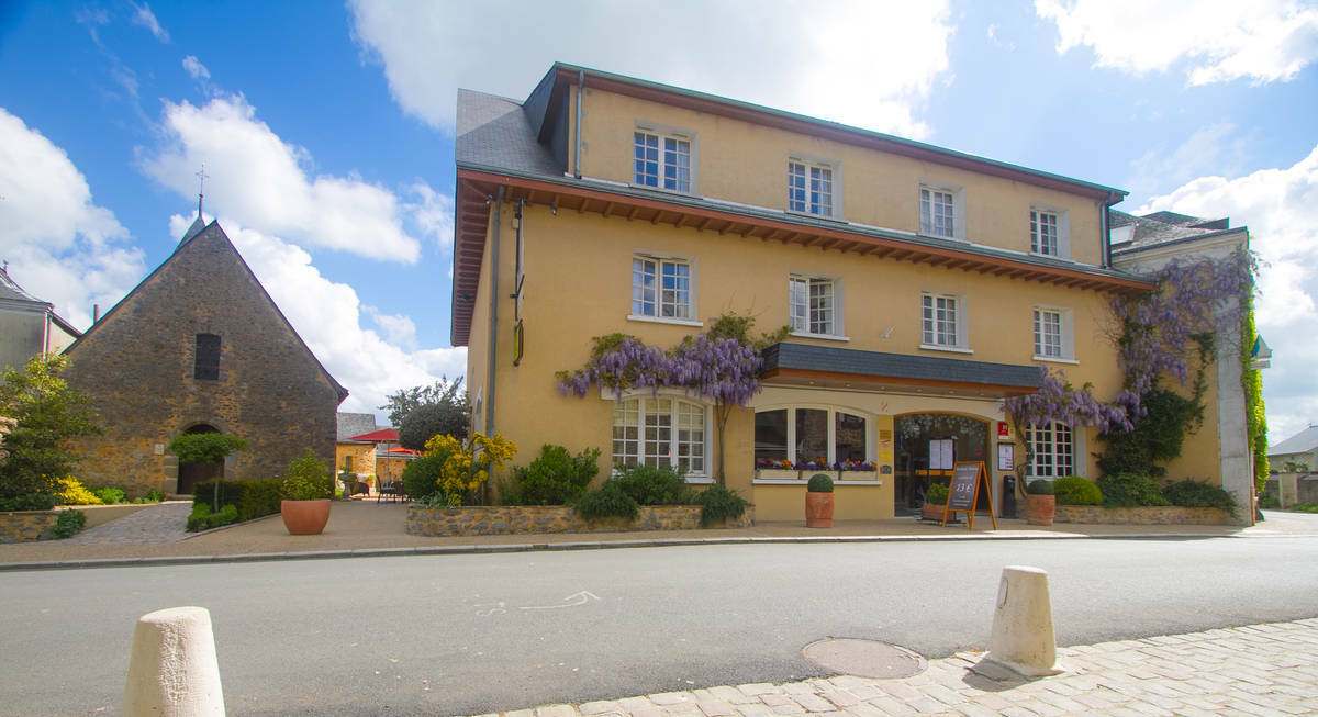 Logis L'Ermitage Hotel & Restaurant Saulges Bagian luar foto