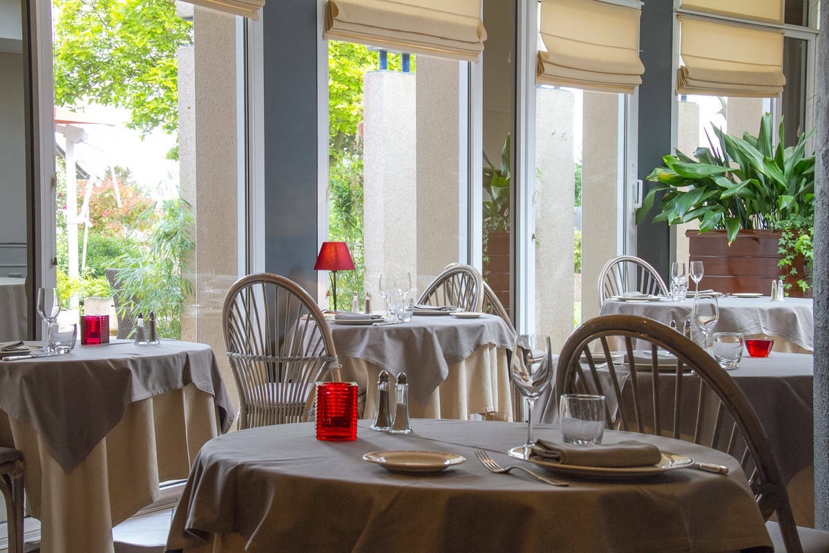 Logis L'Ermitage Hotel & Restaurant Saulges Bagian luar foto